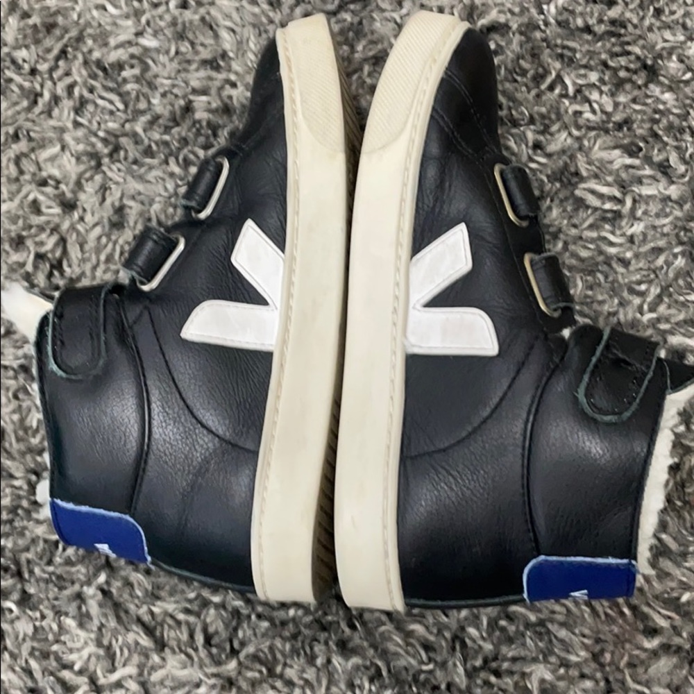 VEJA!! Size US 3 / Eur 34 boys high top sneaker